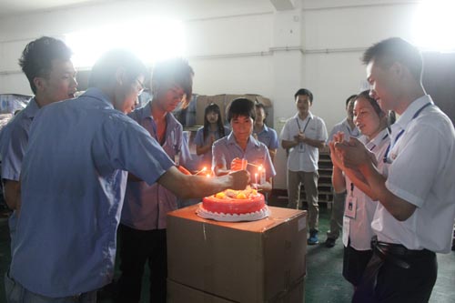 壽星們點(diǎn)蠟燭，大家齊唱生日快樂(lè)歌