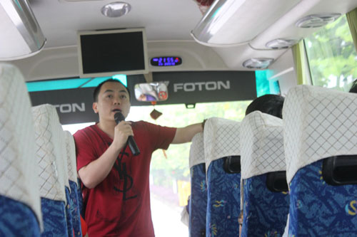 劉總在車(chē)上為大家主持